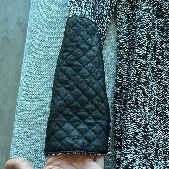 H&M black white zip asymmetrical cardigan. Size XS - Picture 2 of 7